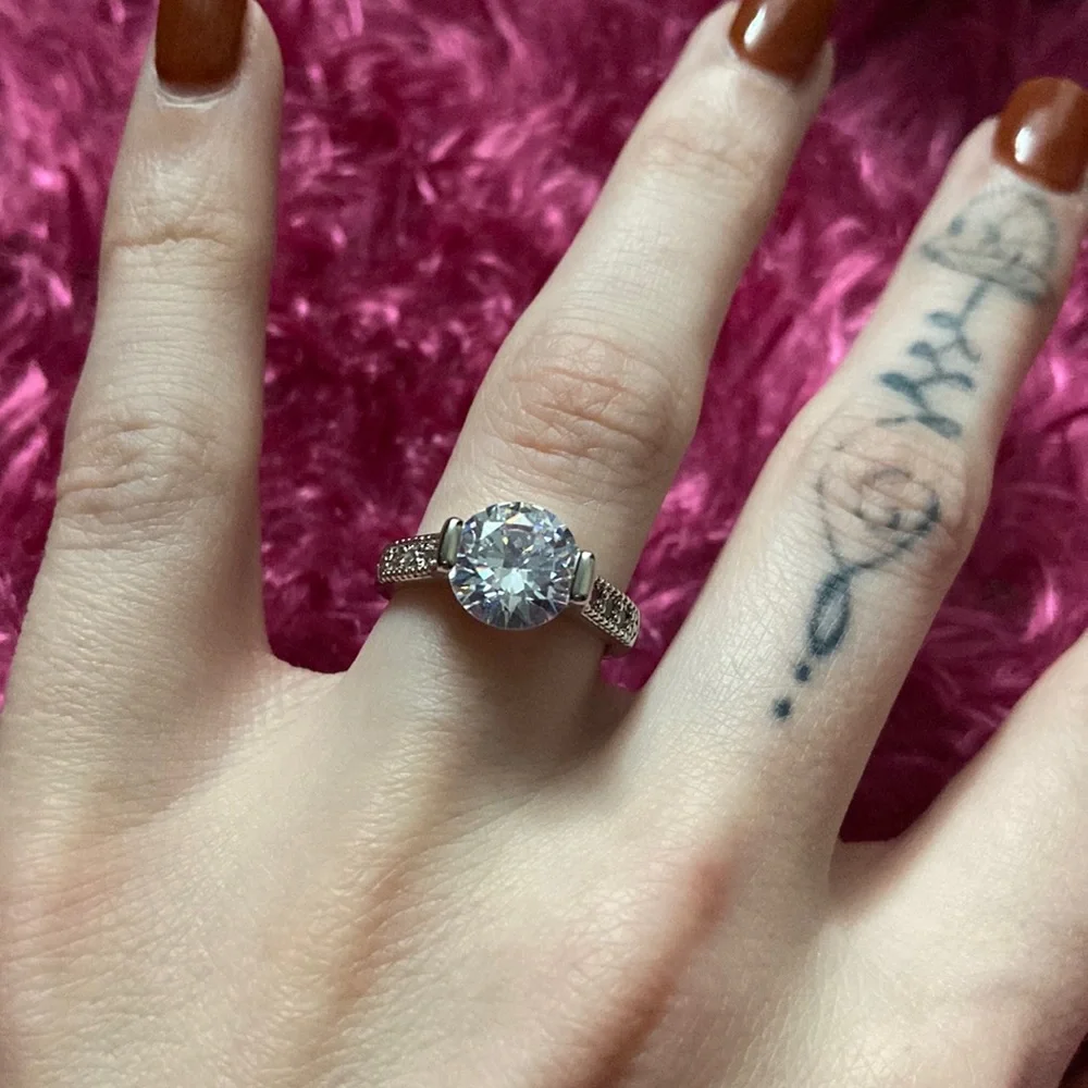*Fake* Diamond ring - Picture 5 of 9